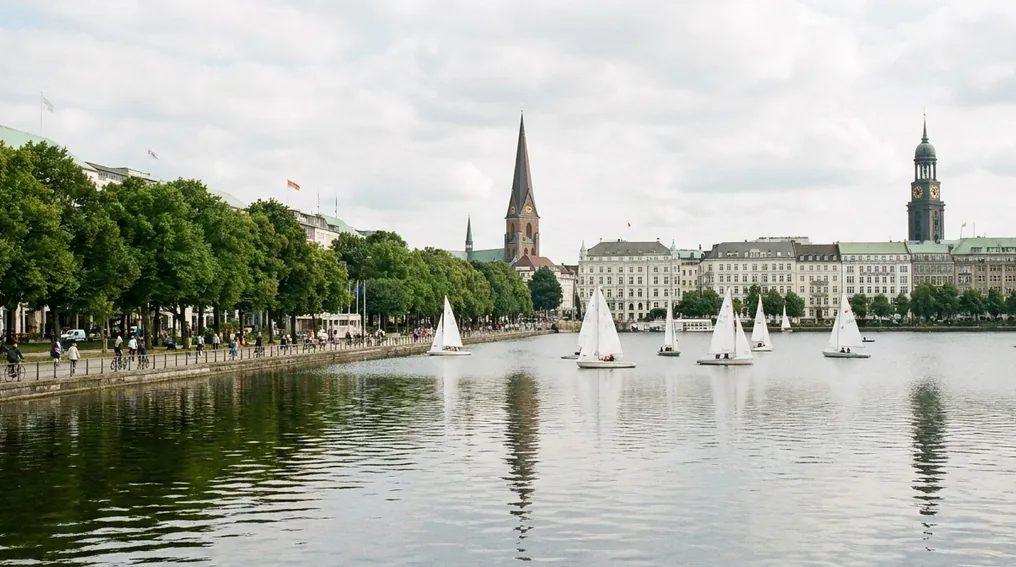 Die Außenalster im Zentrum von Hamburg mit Uferpromenade