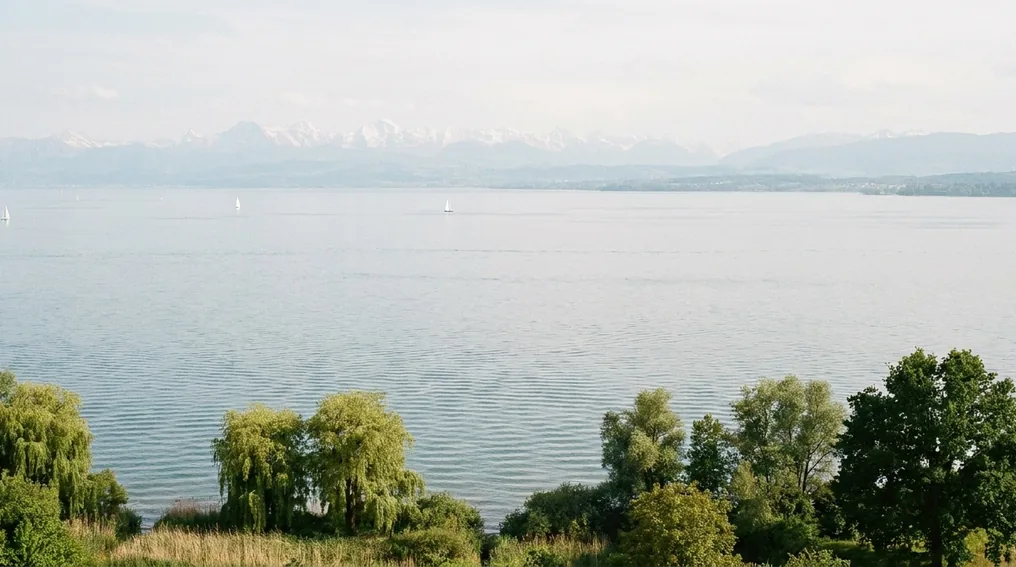 Der Bodensee-Obersee vor der Alpenkulisse
