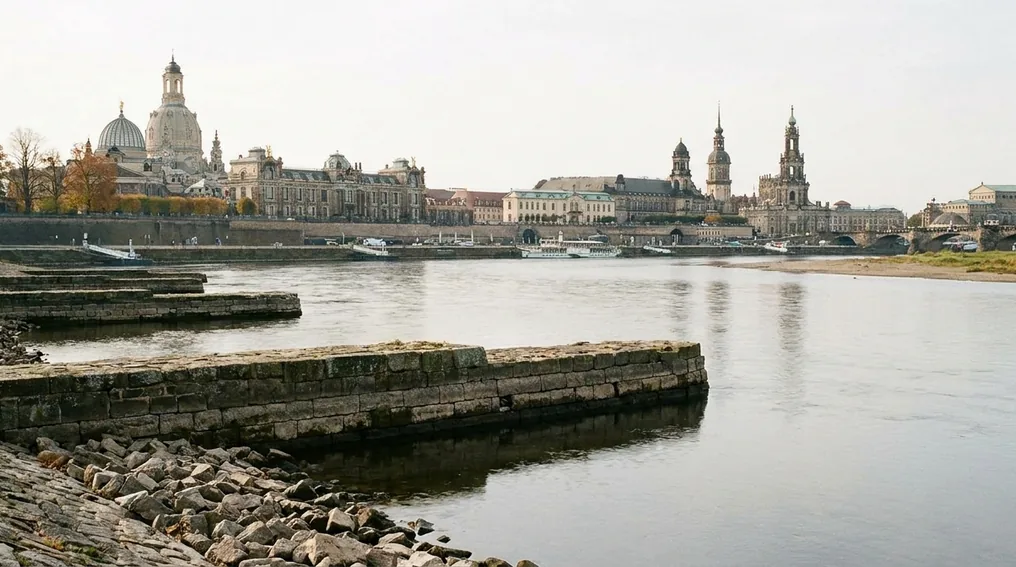 Die Elbe in Dresden mit Buhnen und Steinufern