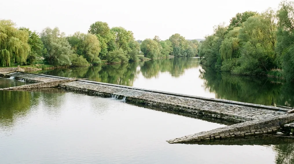 Die Fulda bei Kassel - staugeregelter Fluss mit Wehren