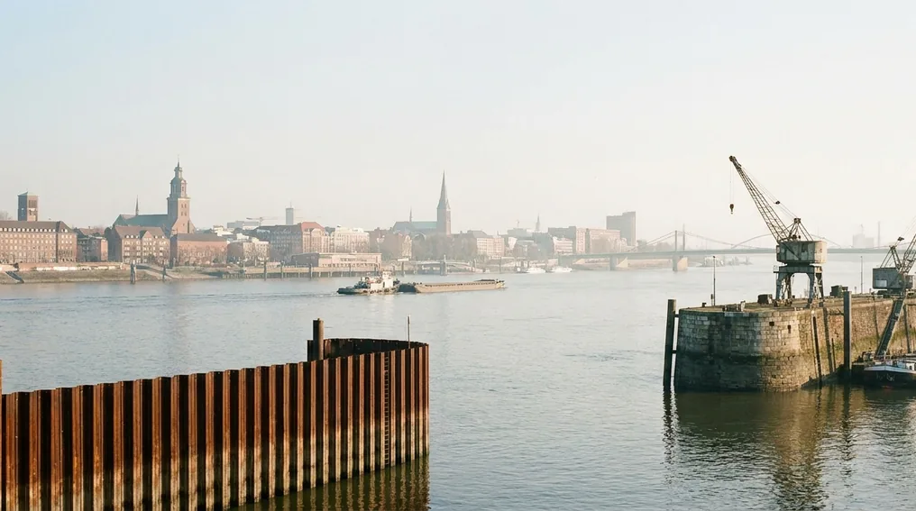 Der Rhein bei Mainz mit Strom, Ufer und Stadtkulisse