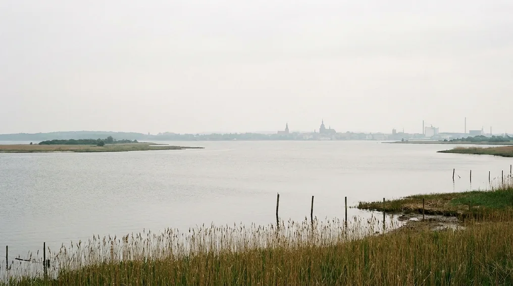 Der Strelasund zwischen Rügen und dem Festland bei Stralsund
